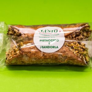 Cannolo speciale farcito con crema al pistacchio e mandorla