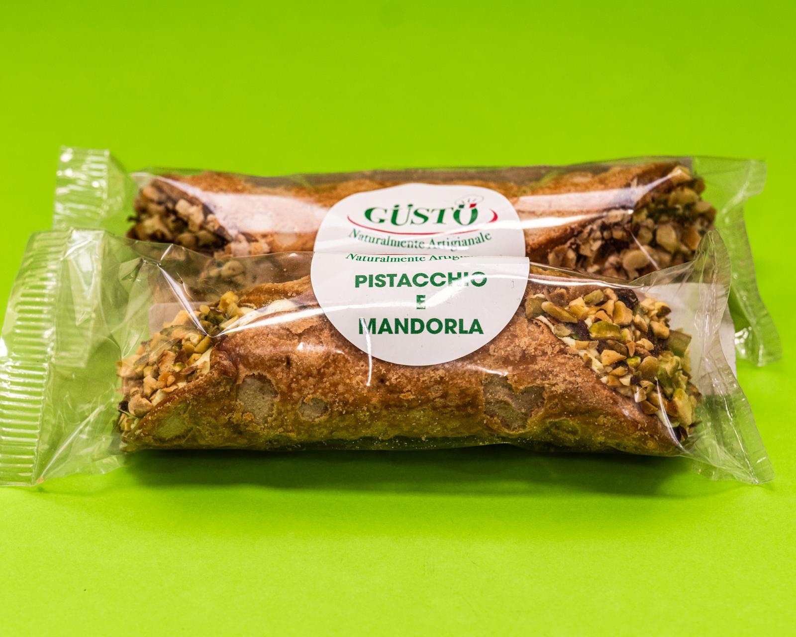Cannolo speciale farcito con crema al pistacchio e mandorla